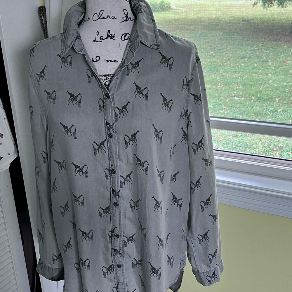 Gray Horse Print Ladies Long sleeve shirt. nwt.. Giraffes